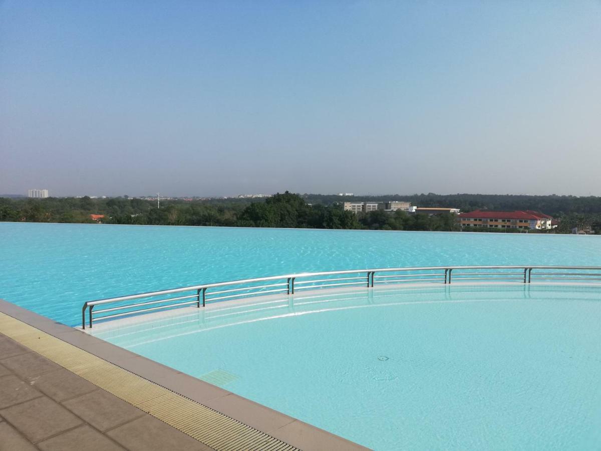 The Raffles Suites Johor Bahru Extérieur photo